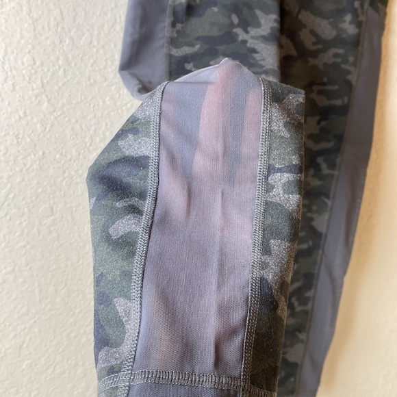 Fabletics On-The-Go PowerHold Legging - Picture 4 of 13